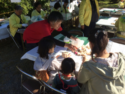 親子まつり　木のパズルとひのき風呂の出展